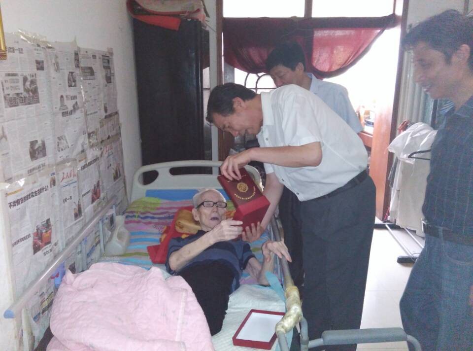 省老干局領(lǐng)導(dǎo)看望并慰問(wèn)糧農(nóng)下屬企業(yè)抗戰(zhàn)老同志
