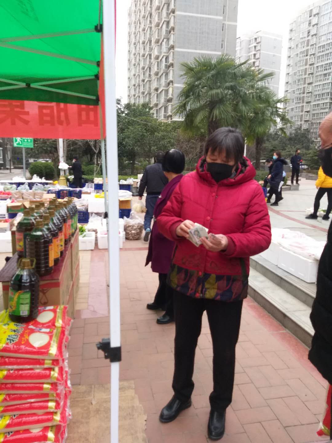 油脂信息2020.02.14《眾志成城戰(zhàn)疫情  便民服務(wù)進社區(qū)》 (3).jpg