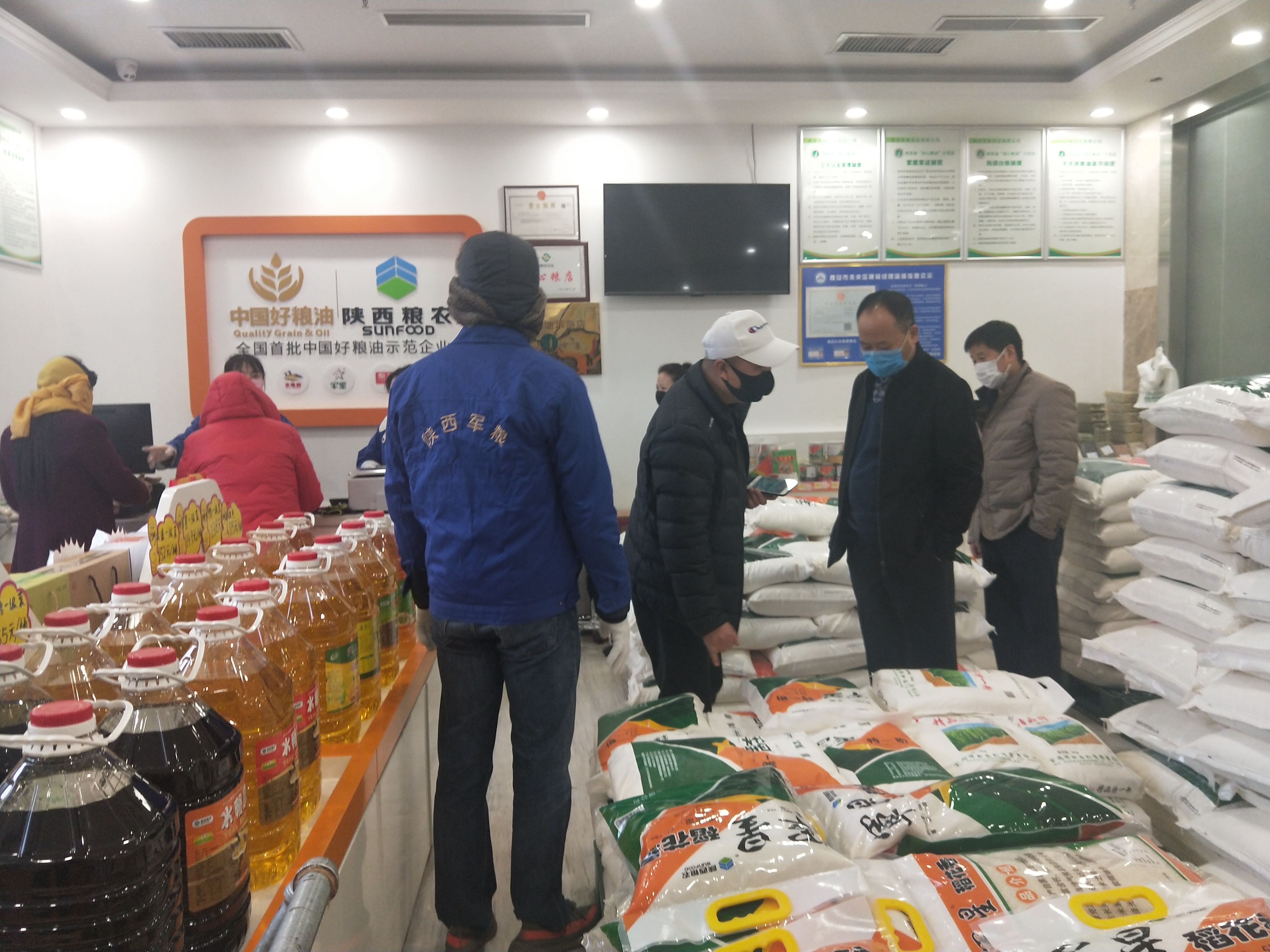 疫情面前絕不后退，黨旗飄揚(yáng)在抗疫第一線