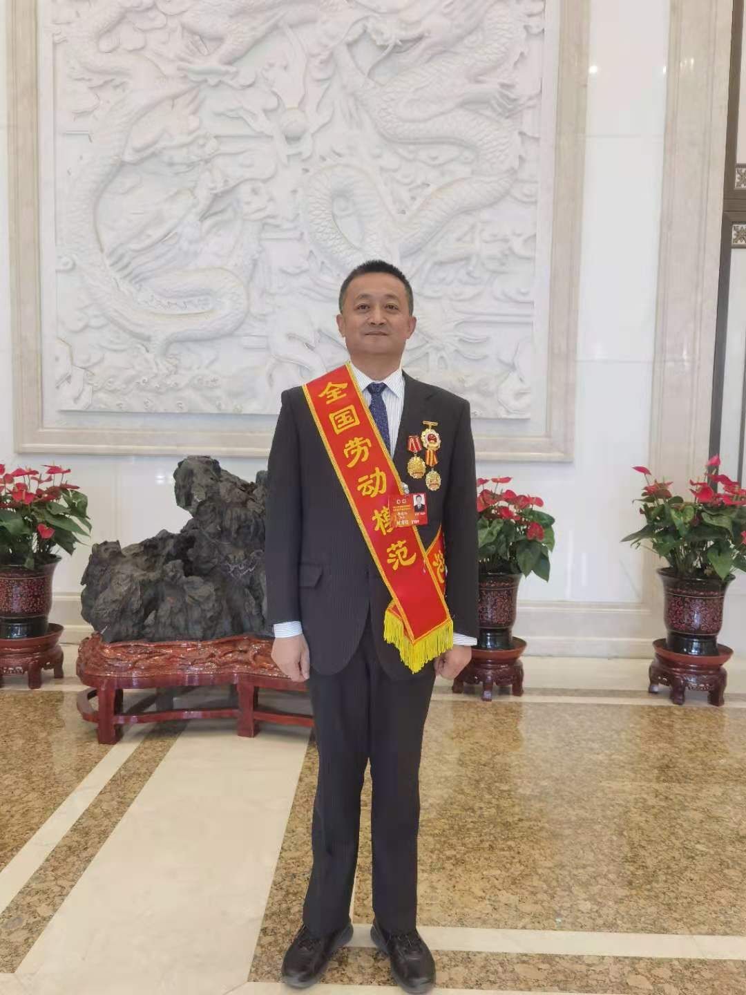 陜西糧農(nóng)集團(tuán)李德偉同志榮獲“全國(guó)勞動(dòng)模范”稱(chēng)號(hào)