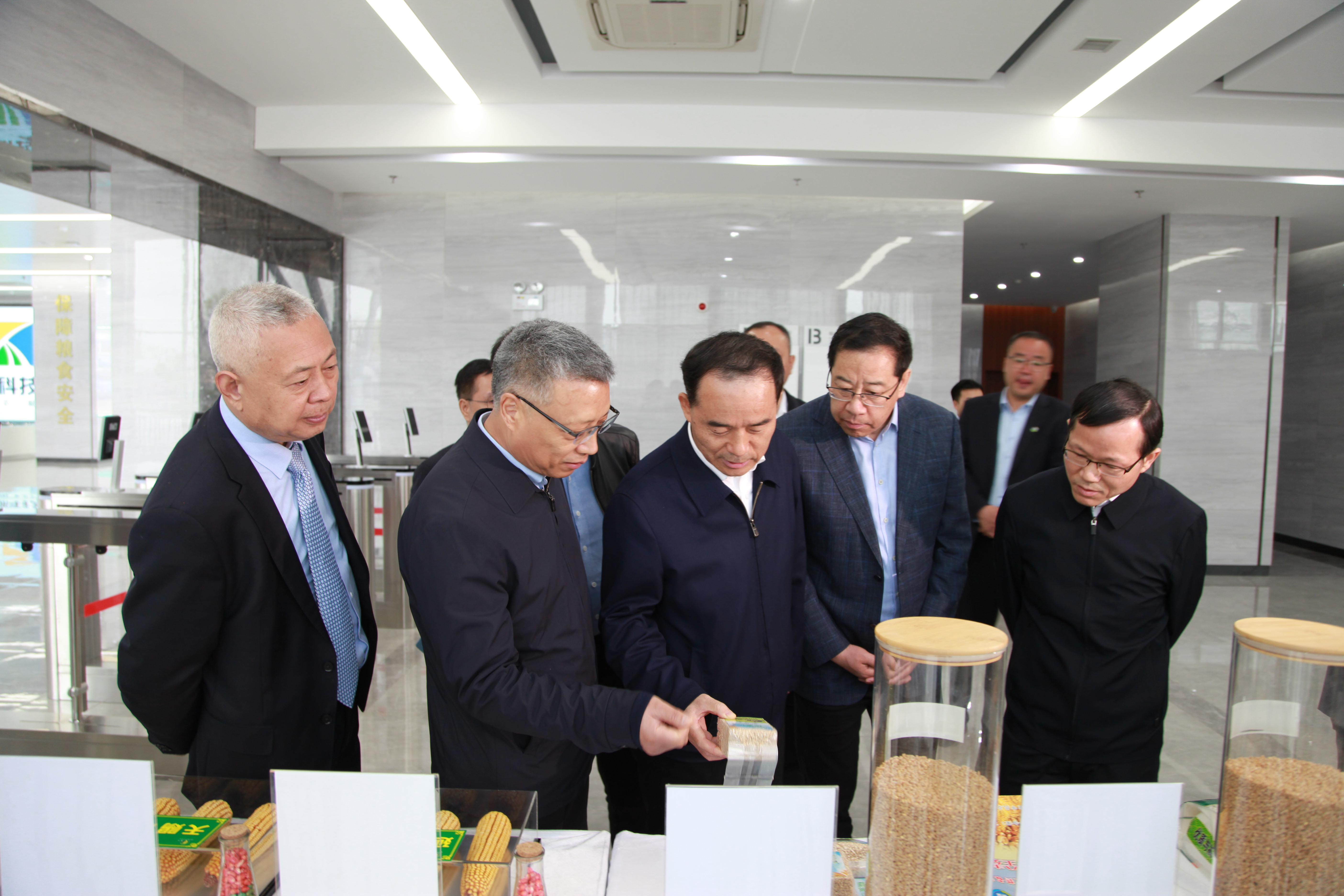 省國資委黨委書記任國、楊凌示范區(qū)黨工委書記黃思光到楊凌科技集團調(diào)研指導工作
