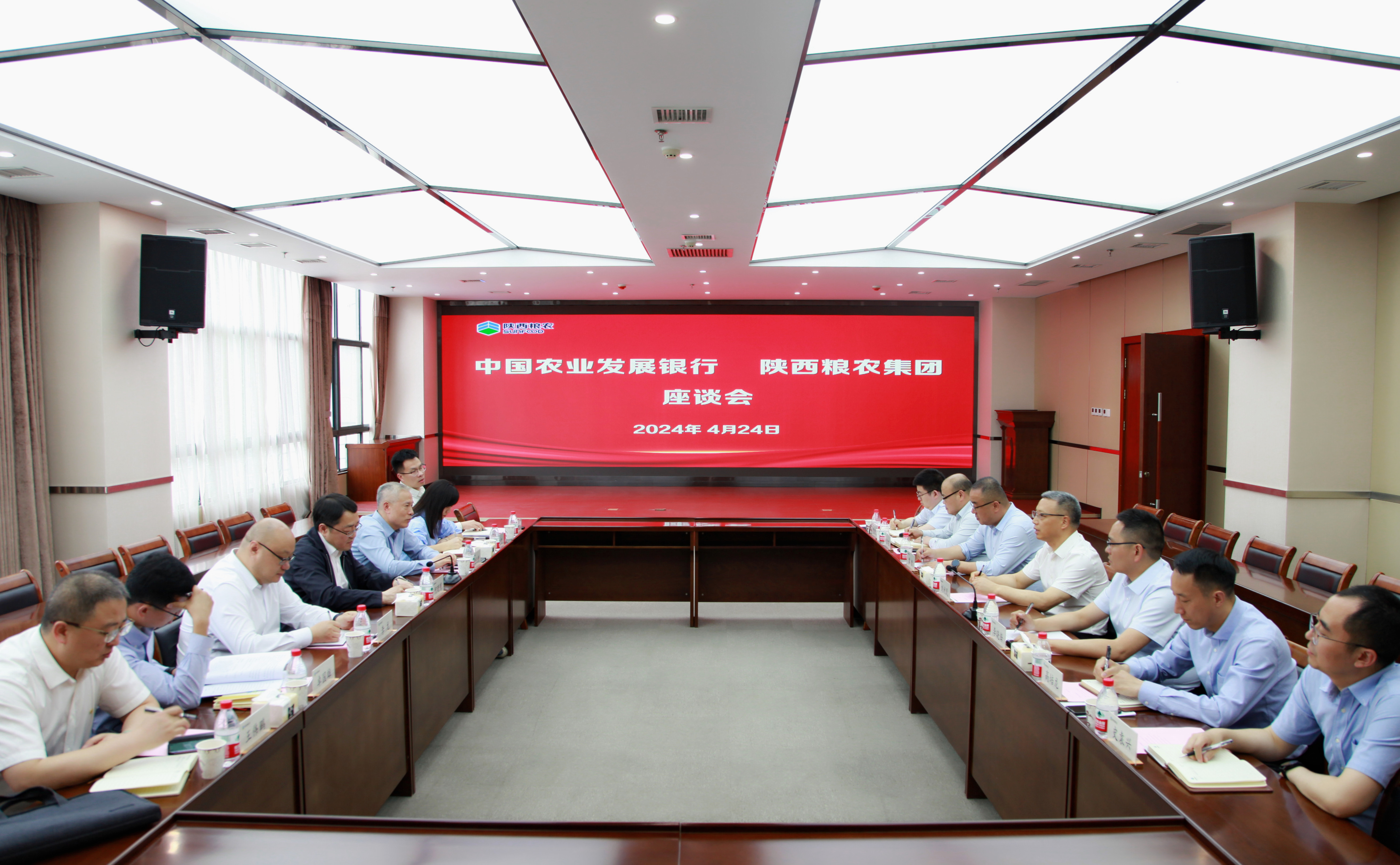 中國農業(yè)發(fā)展銀行投資部總經理何曉明一行到集團調研座談